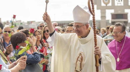 Mons. José Gomez, Arzobispo de Los Ángeles, bendice a los fieles en la Basílica de Guadalupe en Ciudad de México, en una peregrinación anterior. 02072025