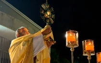 El Arzobispo de Barranquilla, Mons. Pablo Salas, eleva el Santísimo durante la Misa de desagravio del 11 de septiembre de 2025.