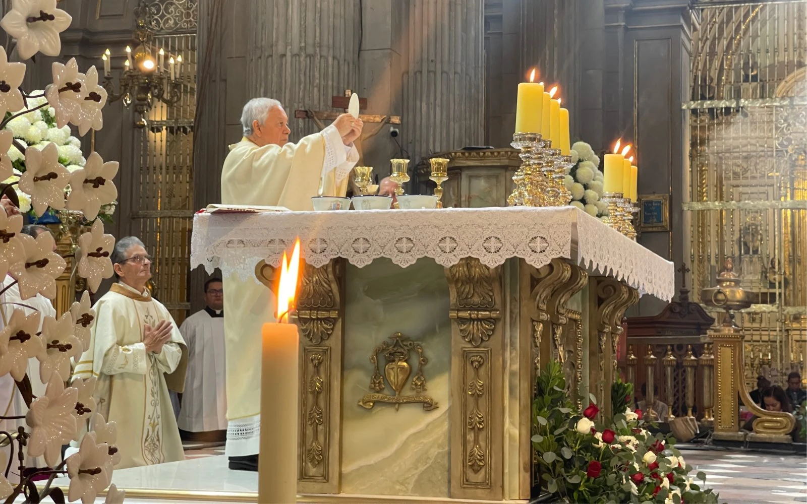 Arzobispo de Puebla de los Ángeles, Mons. Víctor Sánchez Espinosa, eleva la Eucaristía en la Misa en la que consagró el nuevo altar de su catedral.?w=200&h=150