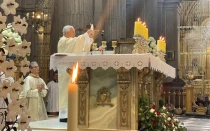Arzobispo de Puebla de los Ángeles, Mons. Víctor Sánchez Espinosa, eleva la Eucaristía en la Misa en la que consagró el nuevo altar de su catedral.