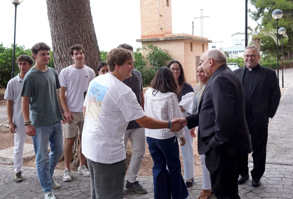 El Arzobispo de Valencia saluda a los nuevos seminaristas. Crédito: A. Saiz / Delegación de Medios del Arzobispado de Valencia.