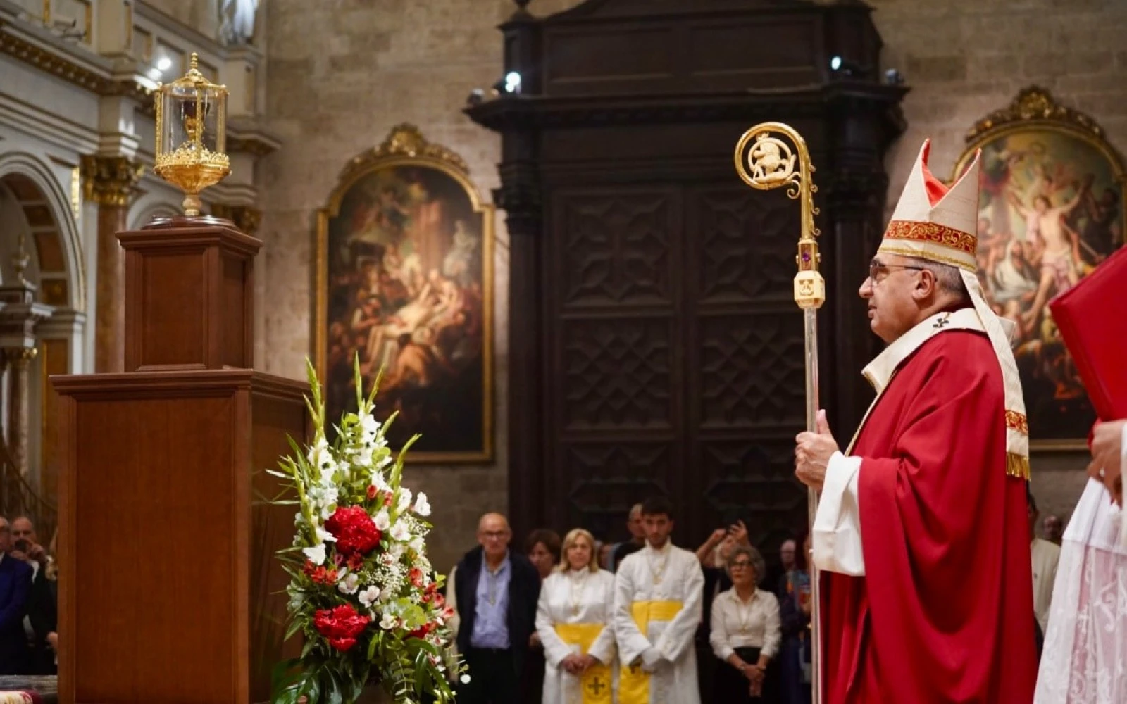 El Arzobispo de Valencia (España), Mons. Enrique Benavent, frente al Santo Cáliz.?w=200&h=150