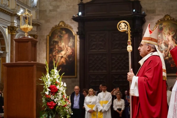 El Arzobispo de Valencia (España), Mons. Enrique Benavent, frente al Santo Cáliz.