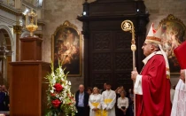 El Arzobispo de Valencia (España), Mons. Enrique Benavent, frente al Santo Cáliz.