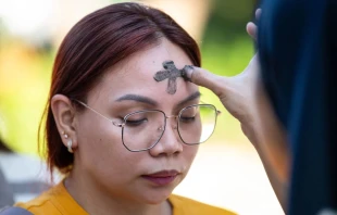 Una mujer recibe cenizas durante la celebración del Miércoles de Ceniza en una iglesia de Manila (Filipinas) el 5 de marzo de 2025. El período de 40 días de Cuaresma comienza para los católicos de todo el mundo el Miércoles de Ceniza. Crédito: TED ALJIBE/AFP vía Getty Images.