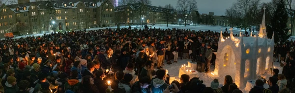 Panorama de los asistentes a la misa de hielo. Crédito: Ambrose Weidmann, revista 'Scholastic'.