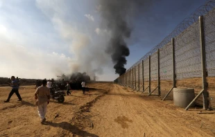 Palestinos irrumpen en territorio israelí Crédito: Anas Mohammed/Shuterstock