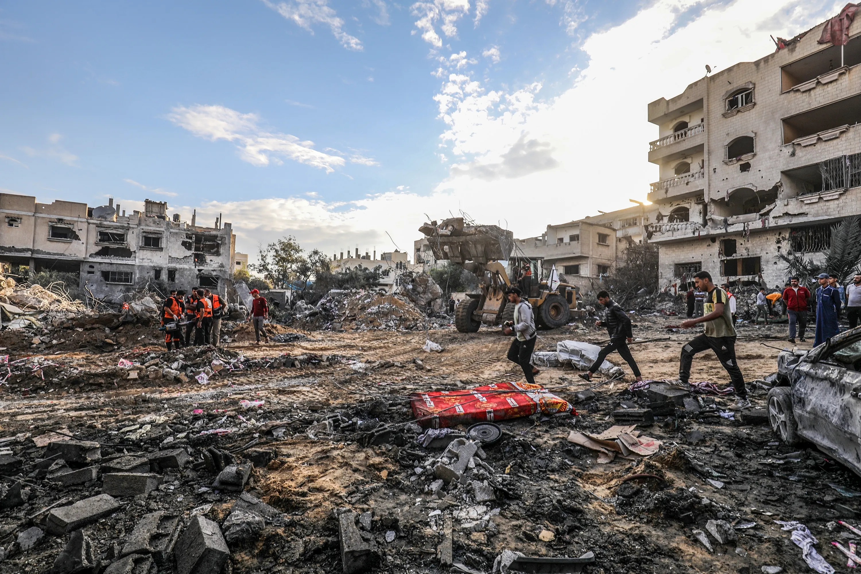 La Defensa Civil Palestina busca sobrevivientes luego de una incursión israelí en la ciudad de Rafah, al sur de la Franja de Gaza, el 17 de octubre de 2023.?w=200&h=150