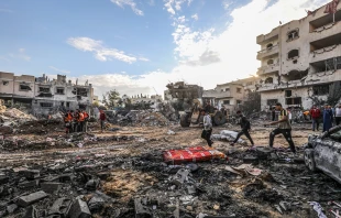 La Defensa Civil Palestina busca sobrevivientes luego de una incursión israelí en la ciudad de Rafah, al sur de la Franja de Gaza, el 17 de octubre de 2023. Crédito: Anas-Mohammed - Shutterstock