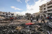 La Defensa Civil Palestina busca sobrevivientes luego de una incursión israelí en la ciudad de Rafah, al sur de la Franja de Gaza, el 17 de octubre de 2023.