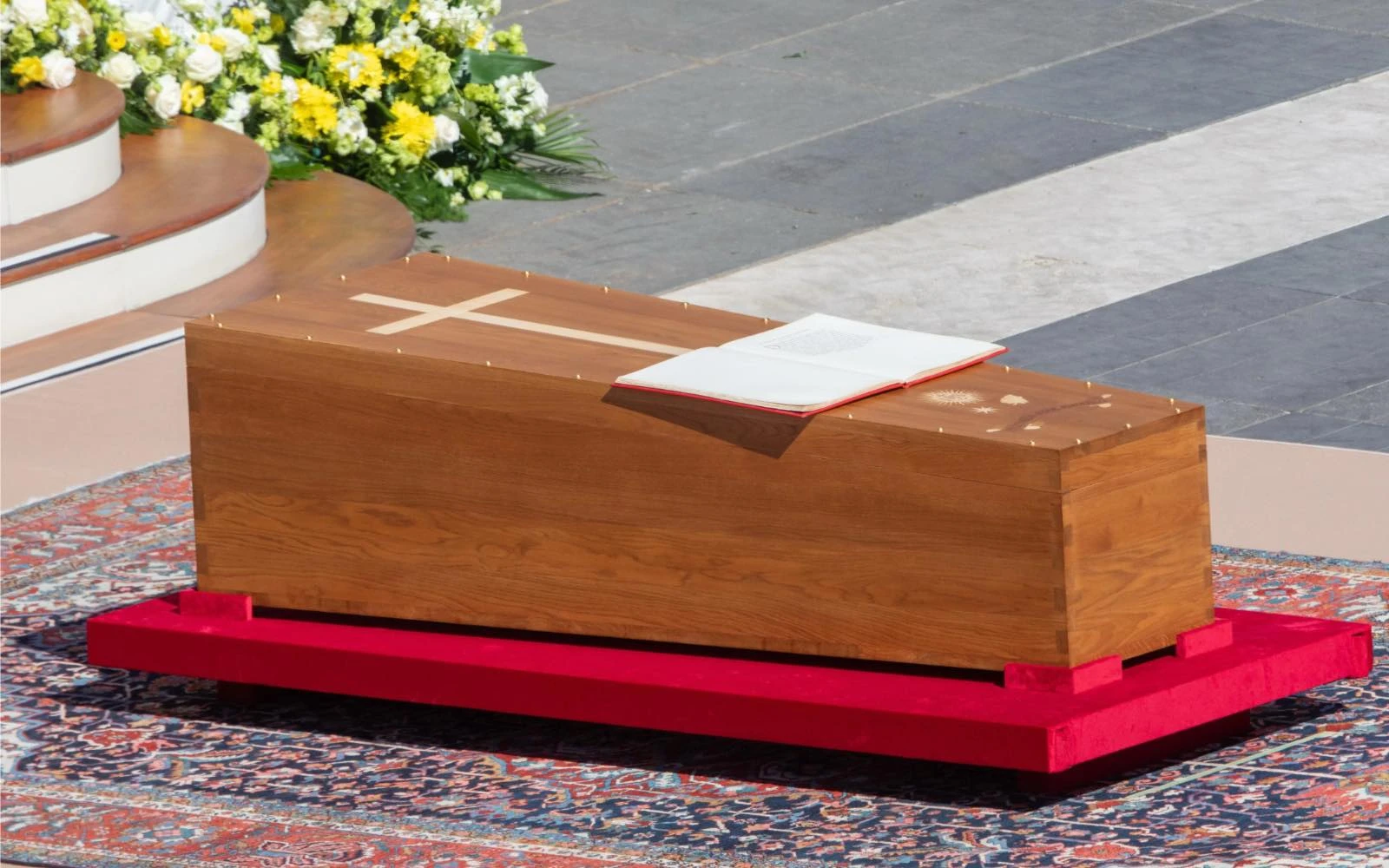 El féretro del Papa Francisco reposa ante el altar durante la Misa exequial en la Plaza de San Pedro, el 26 de abril de 2025.?w=200&h=150