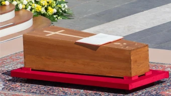 El féretro del Papa Francisco reposa ante el altar durante la Misa exequial en la Plaza de San Pedro, el 26 de abril de 2025.