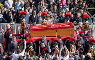 El ataúd del Papa Francisco atraviesa la Plaza de San Pedro de camino a la Basílica de San Pedro este 23 de abril Crédito: Daniel Ibáñez/ EWTN News