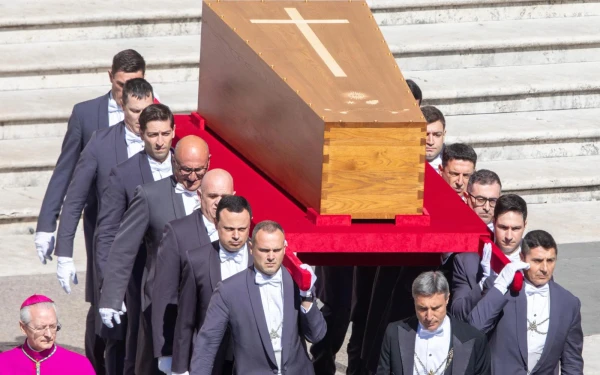 El ataúd de madera del Papa Francisco, marcado con una cruz, es llevado a la Plaza de San Pedro para la misa funeral el 26 de abril de 2025. Crédito: Daniel Ibáñez/EWTN News.