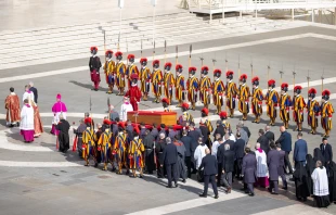 Traslado del féretro del Papa Francisco, el 24 de abril de 2025. Crédito: Daniel Ibáñez - EWTN News