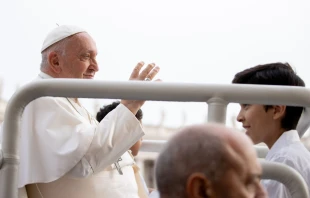 El Papa Francisco saluda a los fieles en la Plaza de San Pedro del Vaticano Crédito: Daniel Ibáñez/ACI Prensa
