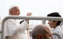 El Papa Francisco saluda a los fieles en la Plaza de San Pedro del Vaticano