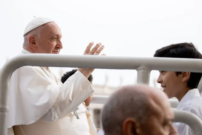 El Papa Francisco saluda a los fieles en la Plaza de San Pedro del Vaticano