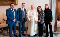 Imagen de la audiencia privada del Papa Francisco con miembros de Mundo Cristiano