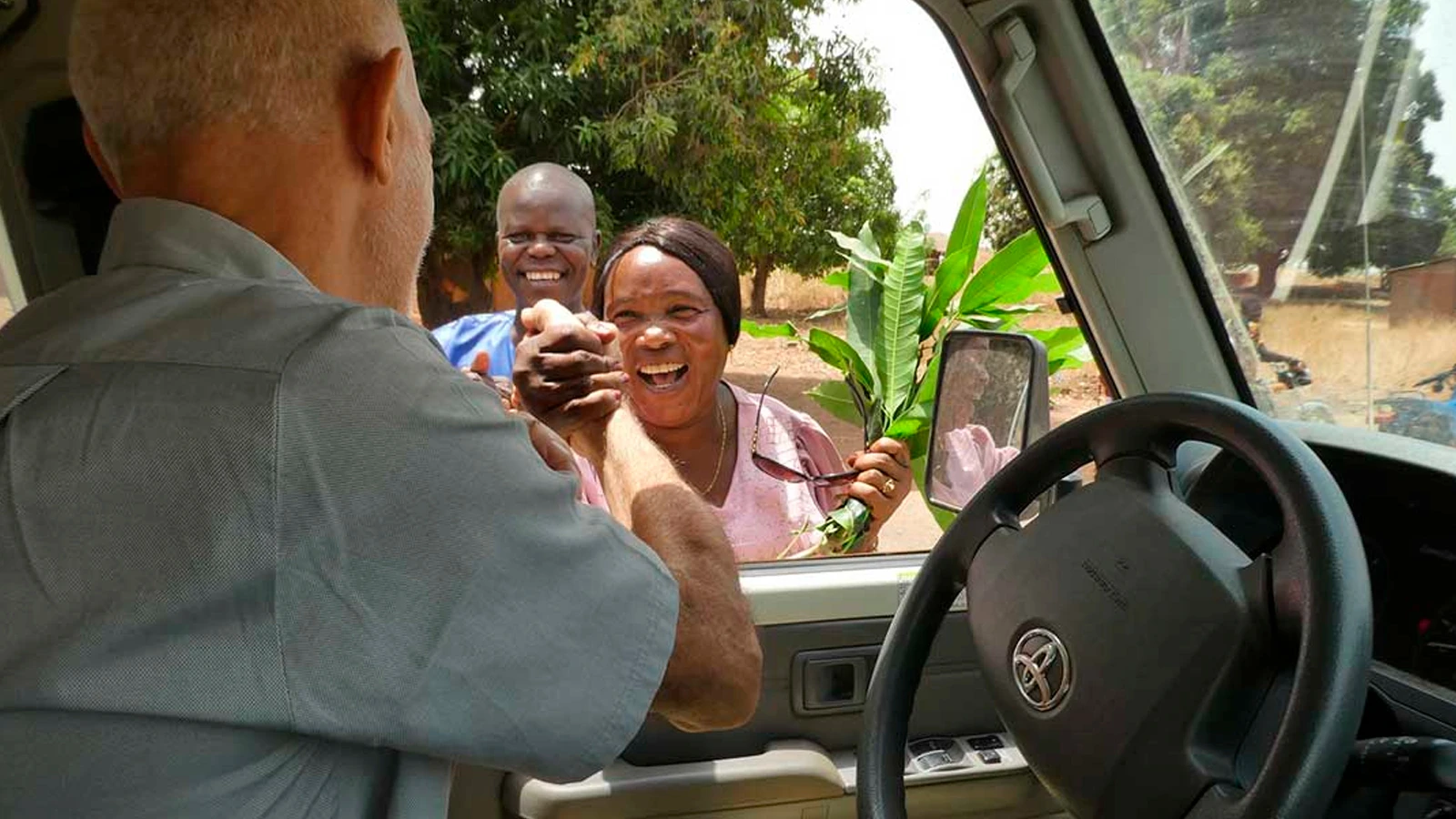 Los fieles locales felicitan al P. Aurelio por su nombramiento como obispo coadjutor electo de la diócesis de Bangassou.?w=200&h=150