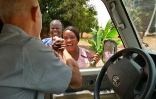 Los fieles locales felicitan al P. Aurelio por su nombramiento como obispo coadjutor electo de la diócesis de Bangassou. Crédito: ACN.