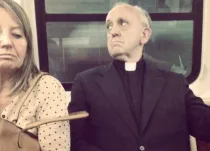 El Papa cuando era el Cardenal Bergoglio en el metro de Buenos Aires (foto Facebook)