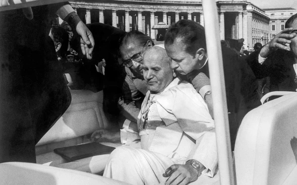 Atentado al Papa Juan Pablo II. Crédito: Tullio Saba / Dominio Público