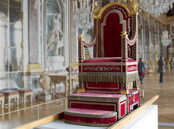 La silla gestatoria del papa Pío VII, mostrada en una exhibición en el Palacio de Versalles. Crédito: Jebulon