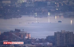 Algunos restos del accidente en el que colisionaron un avión y un helicóptero en el río Potomac en Washington D.C. Crédito: EWTN Noticias.