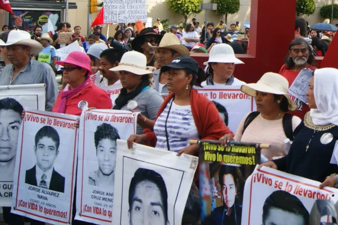 Marcha exigiendo justicia para los 43 desaparecidos de Ayotzinapa en 2015