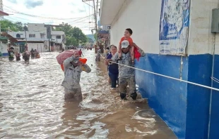 Agentes de la Guardia Nacional ayudan a damnificados por inundaciones en México. Crédito: Coordinación Nacional de Protección Civil/X.