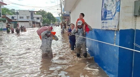 Agentes de la Guardia Nacional atienden a damnificados por inundaciones en México