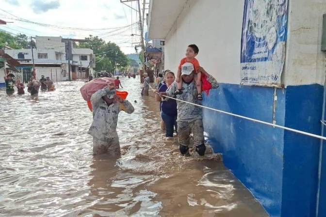 Agentes de la Guardia Nacional atienden a damnificados por inundaciones en México