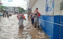 Agentes de la Guardia Nacional ayudan a damnificados por inundaciones en México.