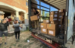 Descarga de material de ayuda humanitaria en Ucrania enviado por el Papa Francisco. Crédito: Vatican News.