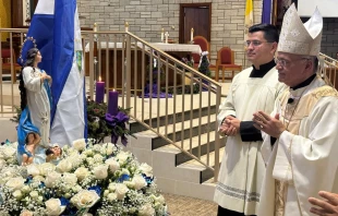 Mons. Silvio Báez en la Misa por la Inmaculada el 6 de noviembre en Palm Beach. Crédito: Armando García / Pastoral hispana de la diócesis de Palm Beach.