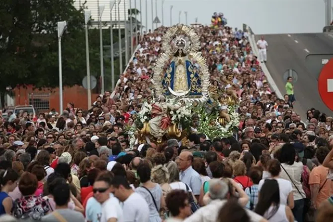 Unas 75.000 personas asisten a la “bajada” de la Virgen de Los Ángeles en España