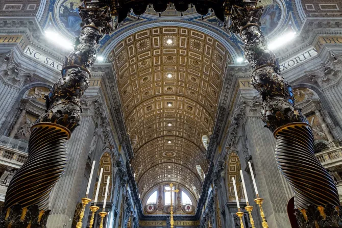 Imagen del baldaquino de Bernini en la Basílica de San Pedro del Vaticano