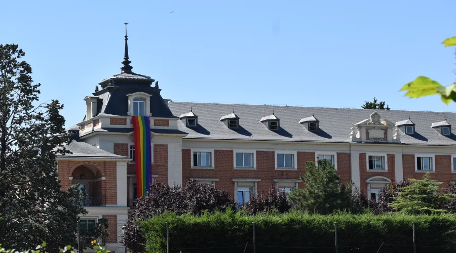 Abogados Cristianos demanda al Gobierno de España por exhibir bandera gay en La Moncloa