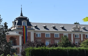 Una de las banderas LGBT colocadas en el Palacio de La Moncloa, sede del Gobierno de Espau00f1a en julio de 2022. Cru00e9dito: Nicolu00e1s de Cu00e1rdenas / ACI Prensa 