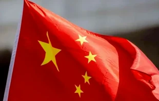 Bandera de China. Crédito: Daniel Ibáñez / EWTN News.
