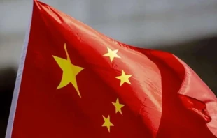 Bandera de China. Crédito: Daniel Ibáñez / EWTN News.