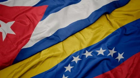 Banderas de Cuba y de Venezuela.