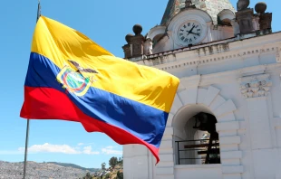 Bandera de Ecuador sobre la iglesia San Francisco, en Quito. Crédito: Eduardo Berdejo / ACI.