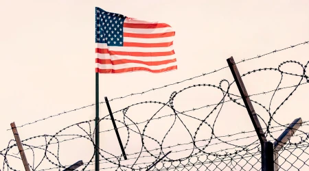 Alambradas y bandera de Estados Unidos.