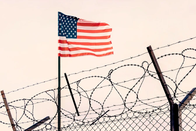 Alambradas y bandera de Estados Unidos.