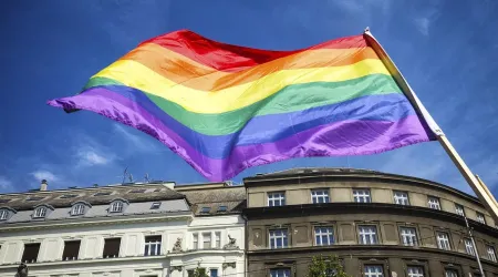 La justicia ordena retirar una bandera LGBT del Ayuntamiento de Madrid