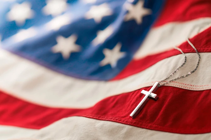 Bandera de Estados Unidos y cruz.