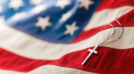 Bandera de Estados Unidos y cruz.