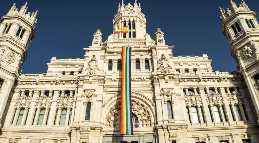 Nueva condena judicial a una institución pública por exhibir la bandera LGBT en España